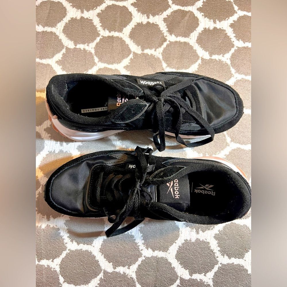 Reebok Black/Pink Athletic Sneakers Galaxy 10 retro look athletic athleisure